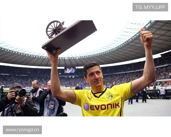 莱万多夫斯基:从传统中锋到全能终结者的生涯进化解析 莱万多夫斯基:从传统中锋到全能终结者的生涯进化解析