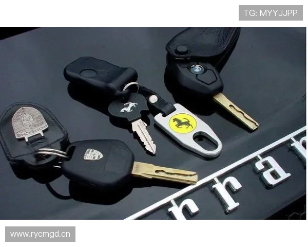 李诗沣训练间隙竟偷偷捧起豪车钥匙，闺蜜都说这生活绝了！