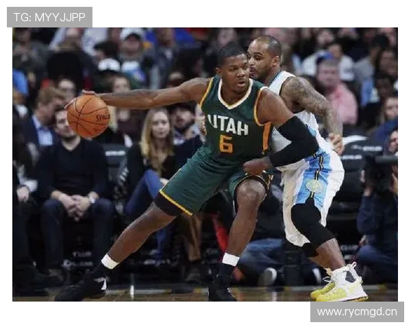 乔·约翰逊无球跑位提升三分效率显著拉开防守空间