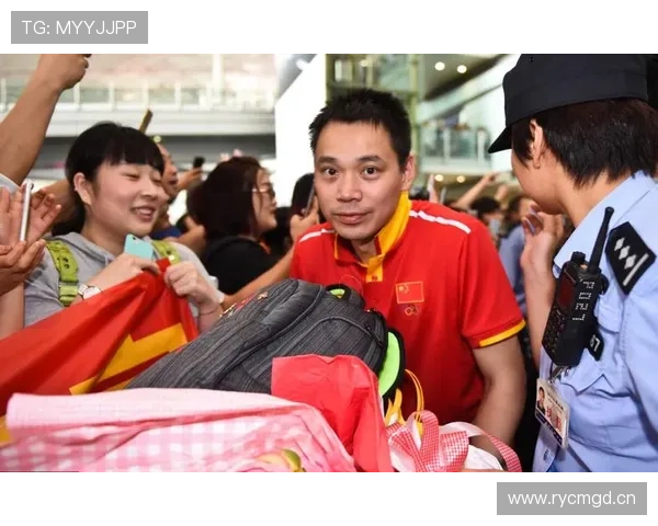 谌龙赛场冷面杀手，机场拎着贵到不真实的行李箱，普通人无力代入